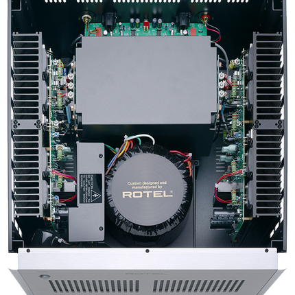 Interiorul Rotel RB-1590 văzut de sus: transformatorul toroidal marcat Rotel, ecranul sursei de alimentare și radiatoarele celor două canale