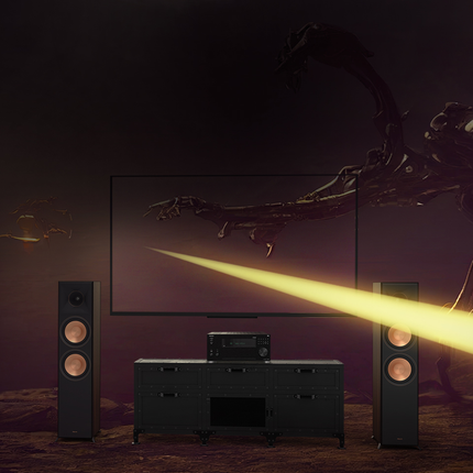 Sistem home cinema cu Onkyo TX-RZ70 si boxe de podea, in timpul unui film