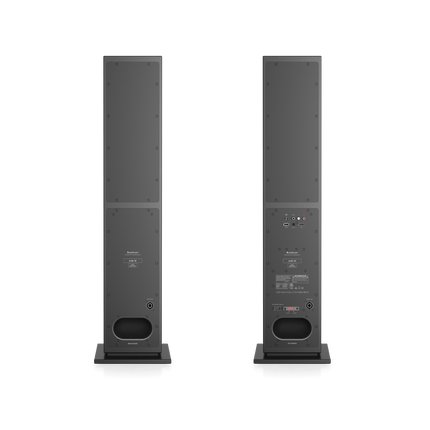 Spatele perechii Audio Pro A48 W negre: portul bass-reflex jos și panoul de conexiuni al boxei stângi