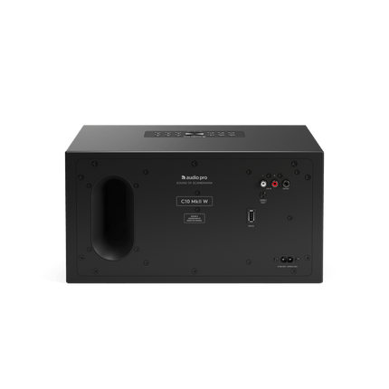 Panoul din spate al Audio Pro C10 MkII W: portul bass-reflex, intrarea Line In RCA, ieșirea SUB OUT și mufa de alimentare
