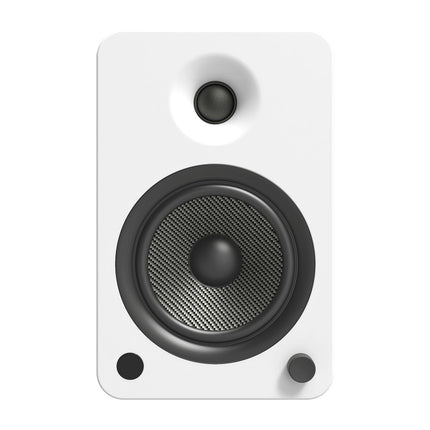 Една тонколона Kanto Audio YU6 в матово бяло отпред: копринен куполен туитър и Kevlar уофър