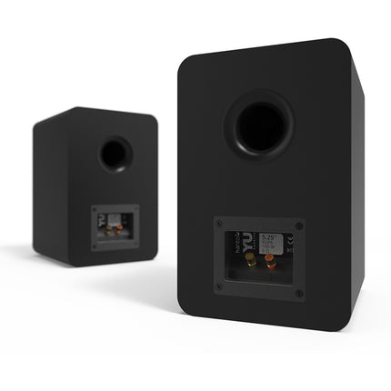Гърбът на черния чифт Kanto Audio YUP6: винтови клеми и бас-рефлексен отвор