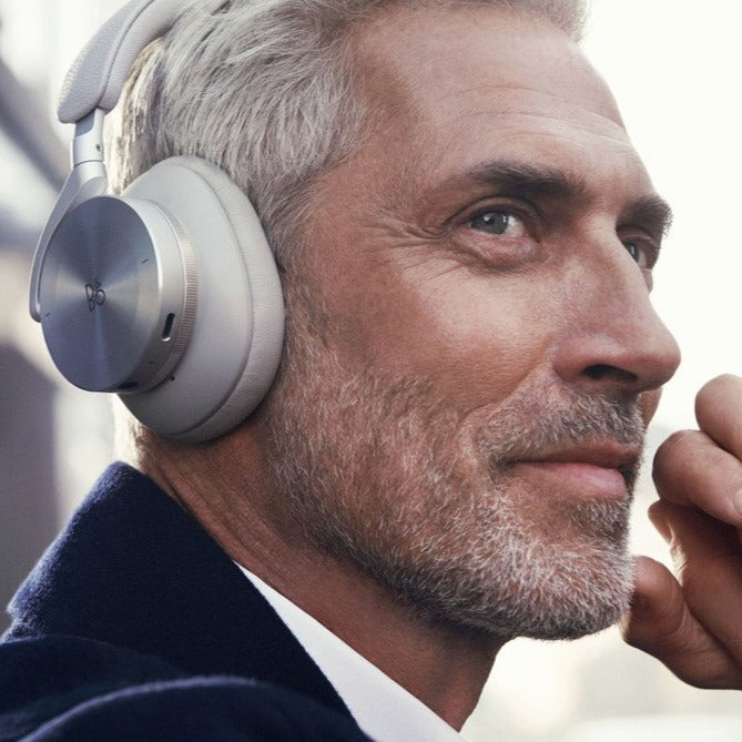 Beoplay H95 în finisaj Gold Tone, pe fundal neutru.