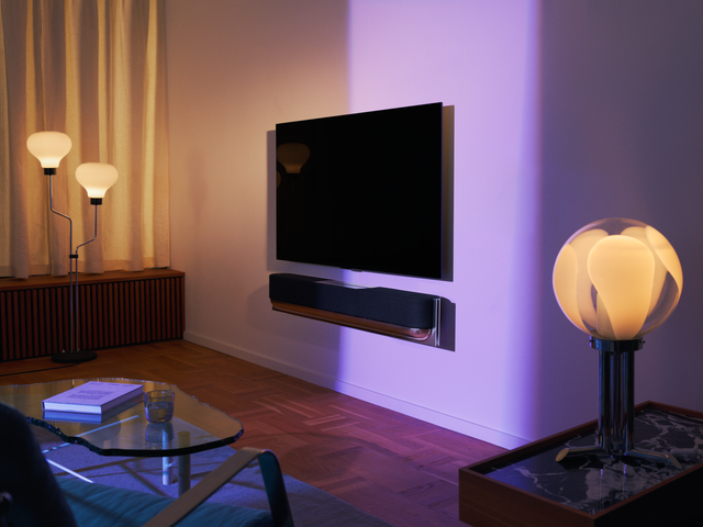 Beovision Theatre 65 inch Motorised Wall Mount — imagine de ambianță.
