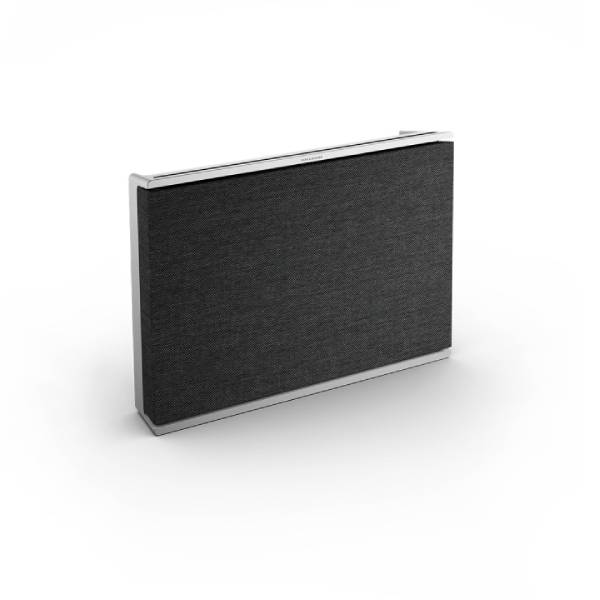 Beosound Level în finisaj Natural Aluminium / Dark Grey, pe fundal neutru.
