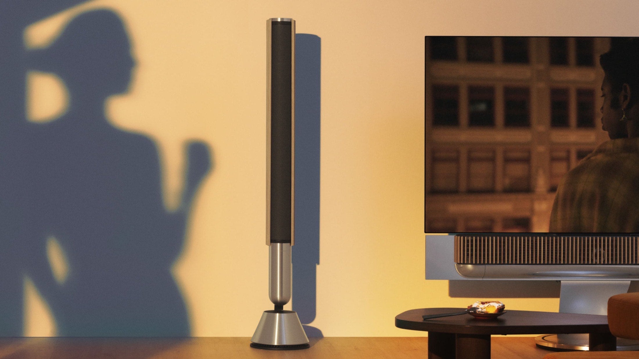 Sistem Beolab 28 cu televizor Beovision într-un living cald, la ora apusului.